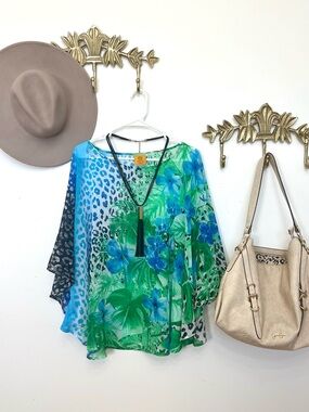 🦋Exotica print  Floral Sheer batwing  Top  L